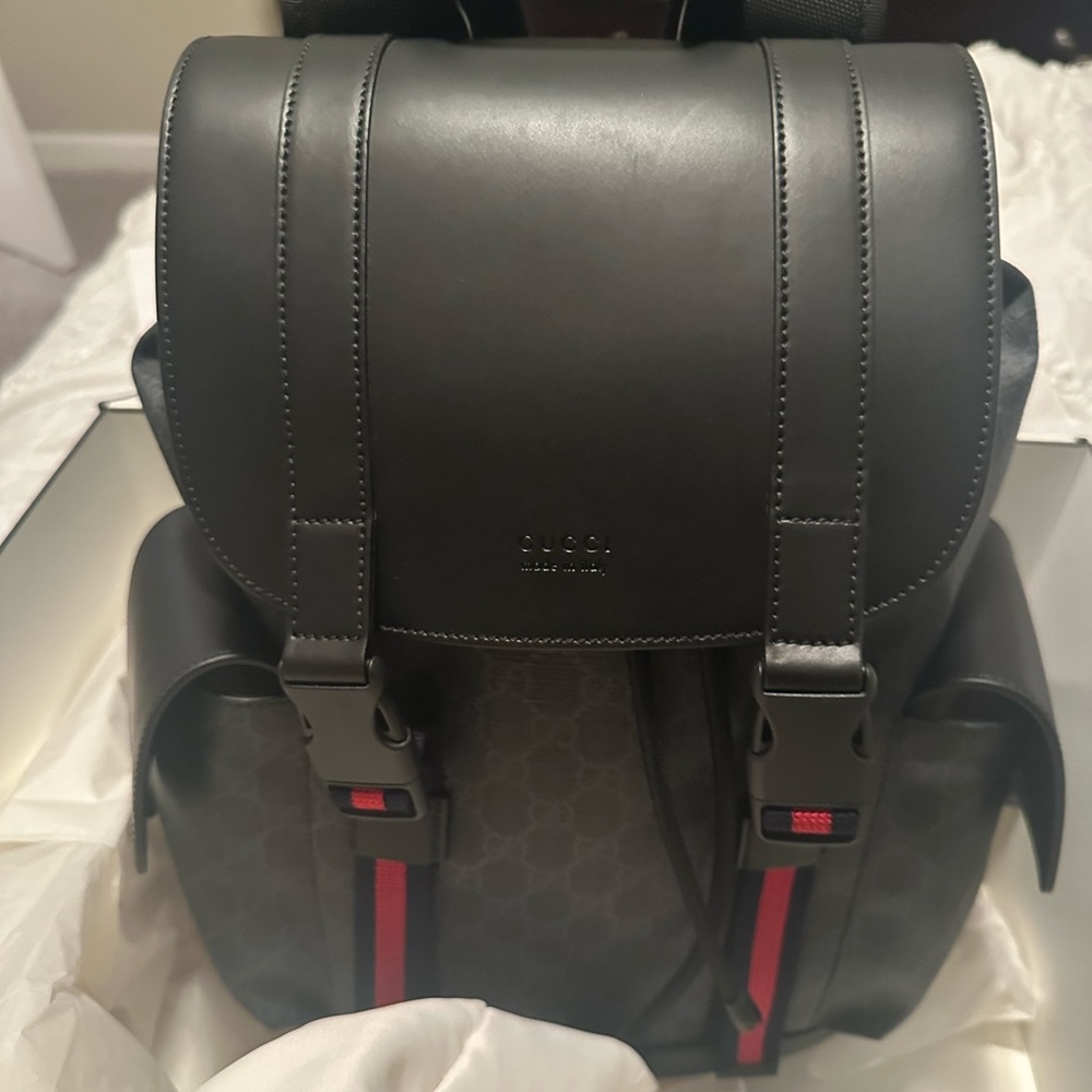 Gucci Black Leather Shoulder Bag with Subtle Stitching